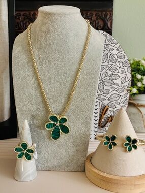 Boutique Green Flower Necklace, Bracelet and Ring Set